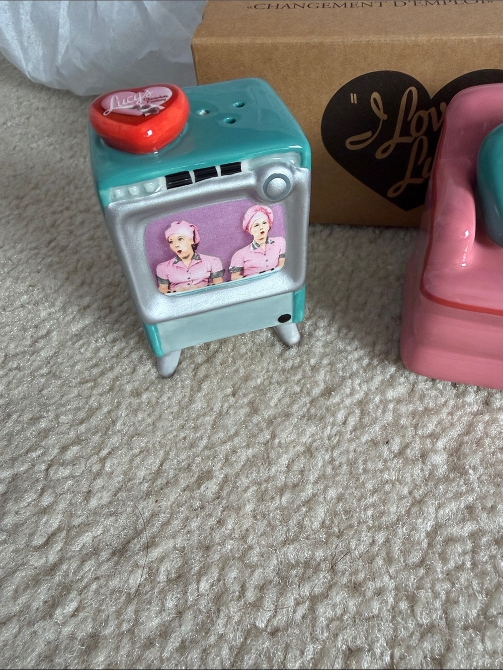 NRFB I Love Lucy Pink Couch & Teal TV Salt and Pepper Shakers - Picture 3 of 7